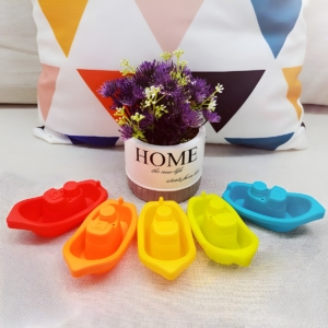 Žaisliniai vandens laiveliai