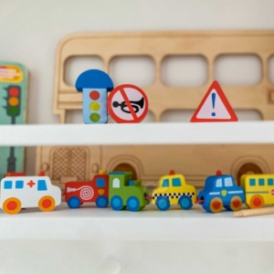 Medinė vėrimo dėlionė vaikams „Eismas“ (13 det.)