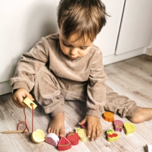 Medinė vėrimo dėlionė vaikams „Vaisiai“ – Classic World