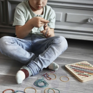 Kūrybinė lenta su elastinėmis gumytėmis vaikams