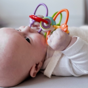 Sensorinis barškutis - kramtukas 2in1 kūdikiams nuo gimimo