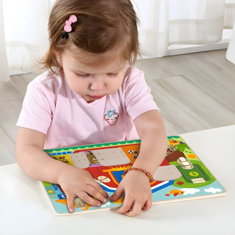 Tooky Toy medinė sensorinė užimtumo lenta "Ūkis"