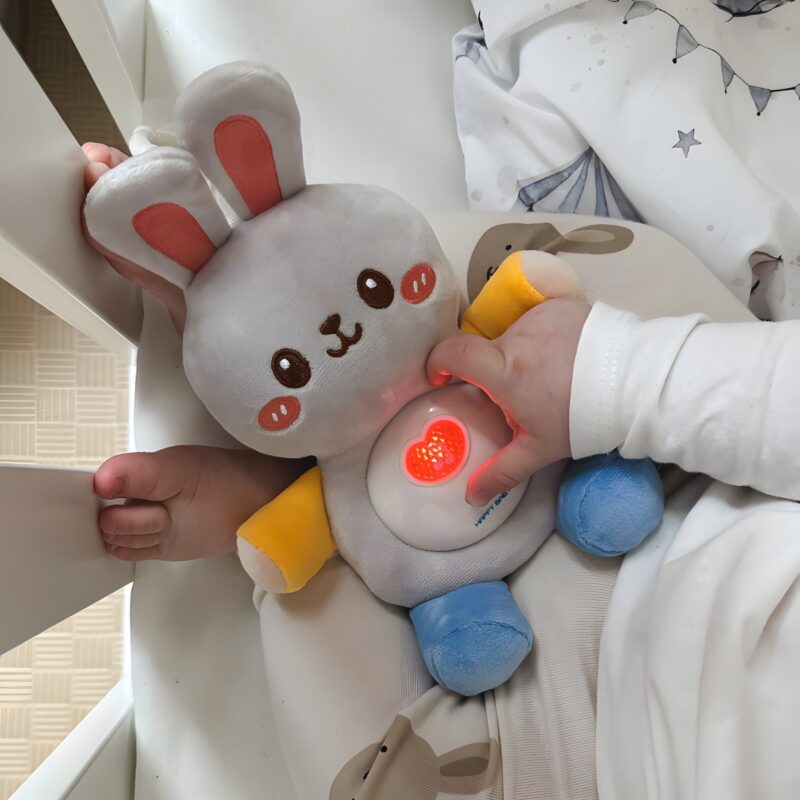 Woopie Baby muzikinis pliušinis migdukas "Zuikis", pilkas
