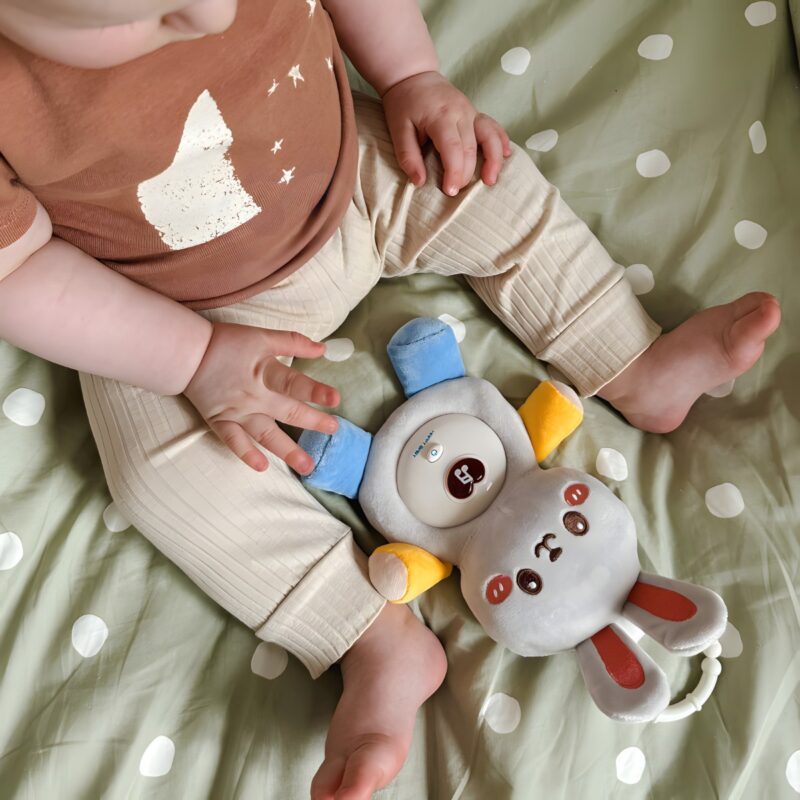 Woopie Baby muzikinis pliušinis migdukas "Zuikis", pilkas