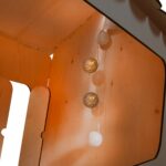 Medinis vaikų namelis su magnetine lenta ir stalu