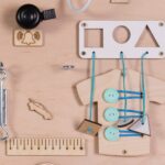 Medinė sensorinė manipuliavimo lenta 75x50 cm