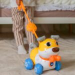 Interaktyvus stumdukas šuniukas su rankenėle „Draugystės žingsniai“ 2in1