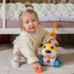 Interaktyvus stumdukas šuniukas su rankenėle „Draugystės žingsniai“ 2in1