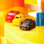 Automobilių trasa su garažu, elektriniu liftu ir 8 automobiliais