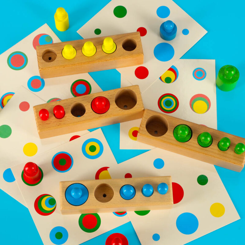 Medinė Montessori dėlionė vaikams „Spalvoti cilindrai“
