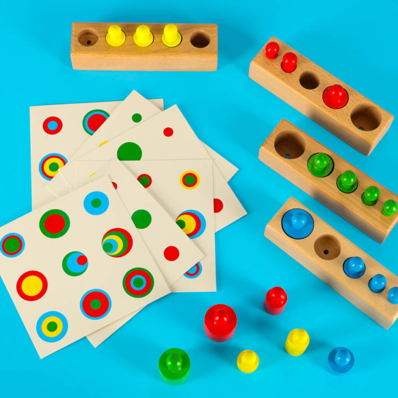 Medinė Montessori dėlionė vaikams „Spalvoti cilindrai“
