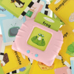 Skaitytuvas ir lavinamosios kalbančios kortelės anglų k. (112vnt.), rožinis Skaitytuvas ir lavinamosios kalbančios kortelės anglų k. (112vnt.), rožinis