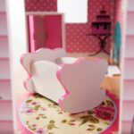 Medinis lėlių namelis su LED apšvietimu ir baldais 70cm, rožinis