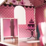 Medinis lėlių namelis su LED apšvietimu ir baldais 70cm, rožinis