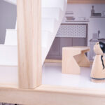 Medinis lėlių namelis su baldais 80cm, baltai pilkas