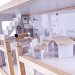 Medinis lėlių namelis su baldais 80cm, baltai pilkas