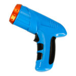 RC lazeriu valdomas automobilis, važiuojantis ant sienos, mėlynas