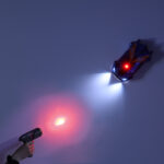 RC lazeriu valdomas automobilis, važiuojantis ant sienos, mėlynas