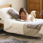 Pliušinis žaislas - migdukas „Triušiukas talismanas“ kūdikiams