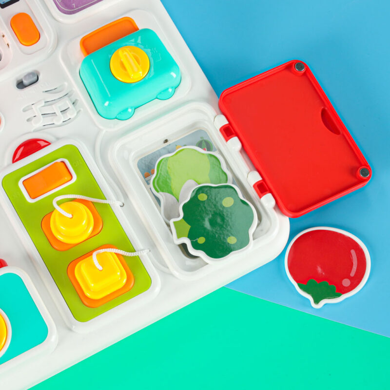 Montessori interaktyvi veiklos lenta–lagaminėlis „Virtuvė“