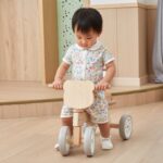 Medinis keturratis su minkštais ratais, baltas