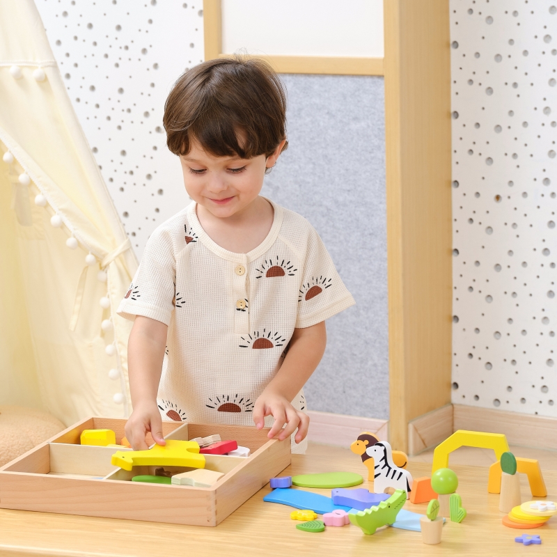 Mazas-vaikas-zaidzia-su-spalvotais-mediniais-zaislais