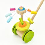 Medinis stumiamas žaislas „Linksmoji karuselė“ vaikams