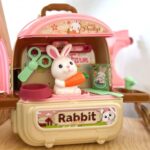 Nešiojama žaislinė kuprinė „Triušiukų ūkis“ vaikams