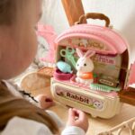 Nešiojama žaislinė kuprinė „Triušiukų ūkis“ vaikams