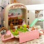 Nešiojama žaislinė kuprinė „Triušiukų ūkis“ vaikams