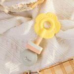 Medinis barškutis – kramtukas „Gėlytė“ kūdikiams