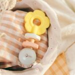 Medinis barškutis – kramtukas „Gėlytė“ kūdikiams