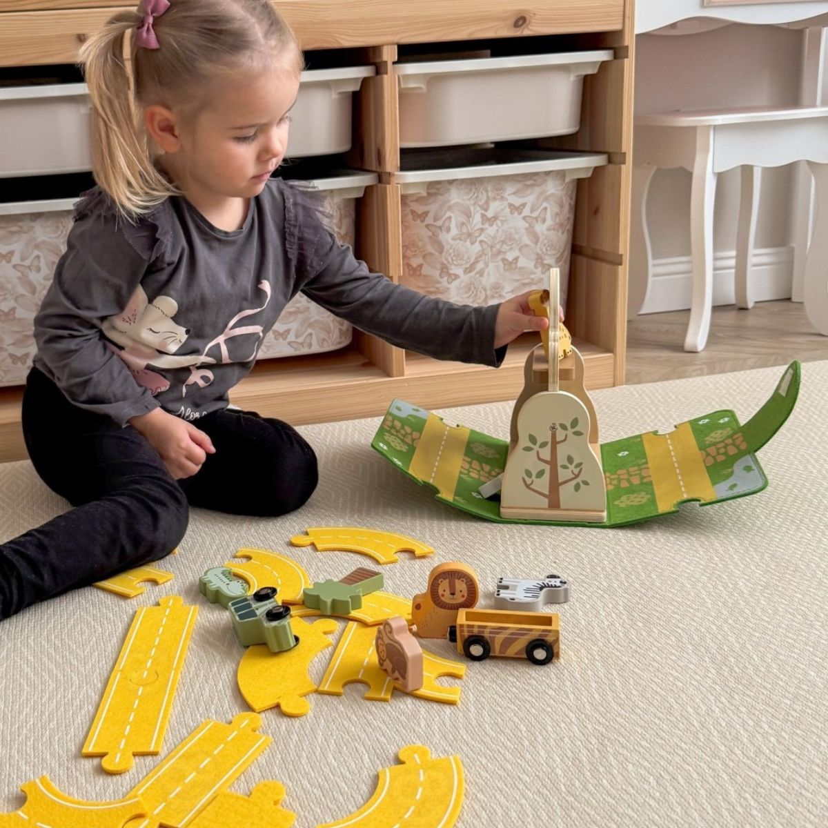 Maza-mergate-zaidzia-su-konstrukciniais-zaislais