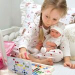 Žaislinis kūdikis ir rožinė nešioklė vaikams