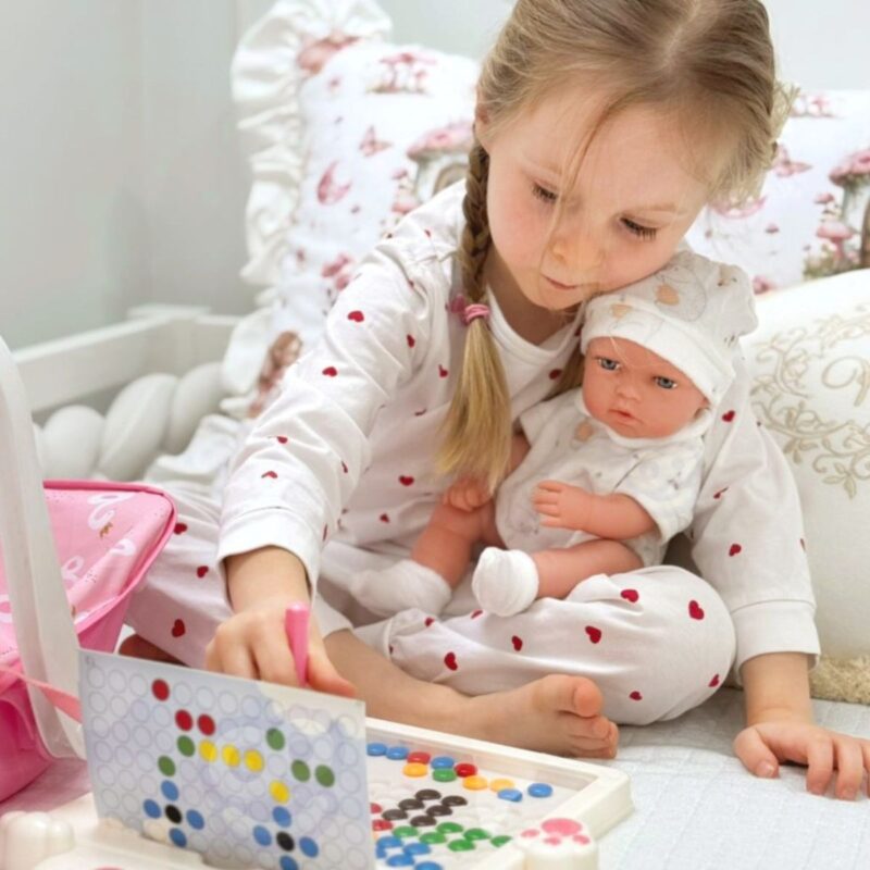 Žaislinis kūdikis ir rožinė nešioklė vaikams
