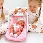 Žaislinis kūdikis ir rožinė nešioklė vaikams