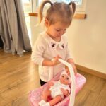 Žaislinis kūdikis ir rožinė nešioklė vaikams