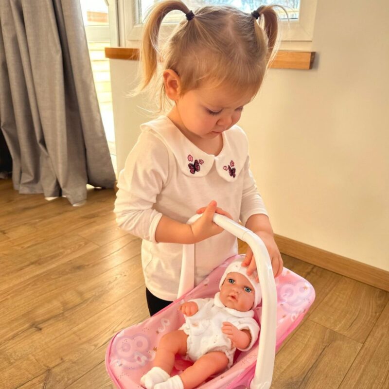 Žaislinis kūdikis ir rožinė nešioklė vaikams