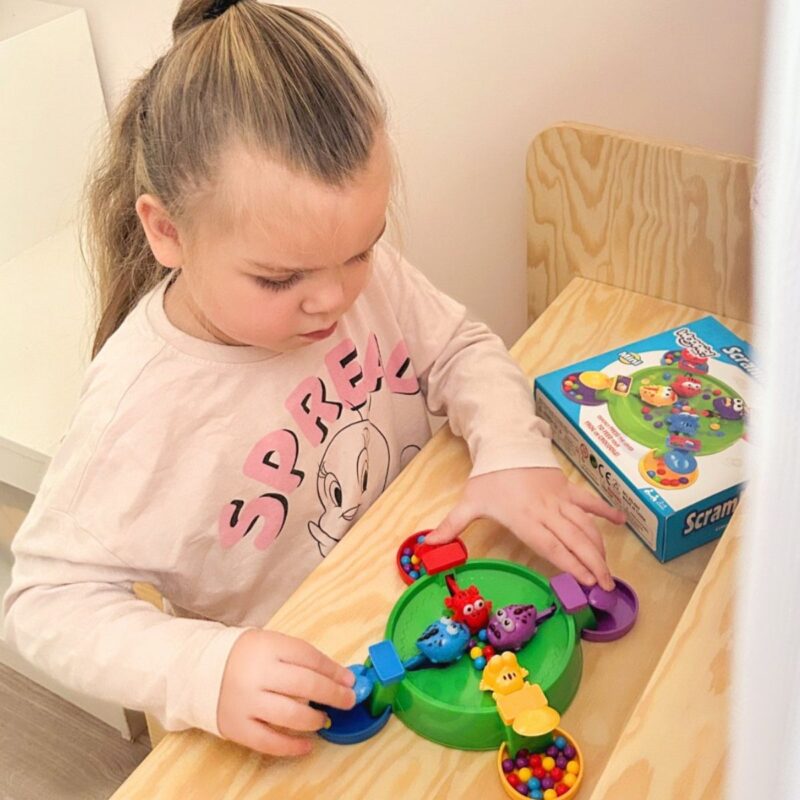 Stalo žaidimas vaikams „Alkani varliukai ir krokodilai“