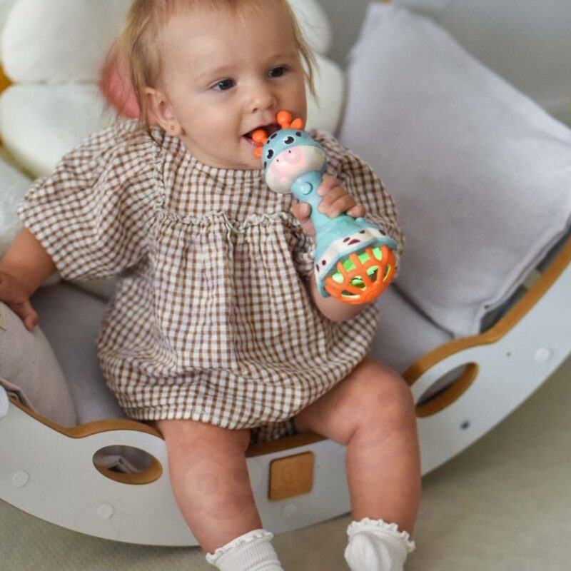 Muzikinis barškutis kūdikiams „Žirafa“ – Woopie Baby