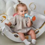 Muzikinis barškutis kūdikiams „Žirafa“ – Woopie Baby